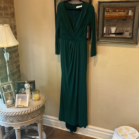 NWOT Mac Duggal size 6 emerald green long sleeve v-neck gown - Picture 5 of 13
